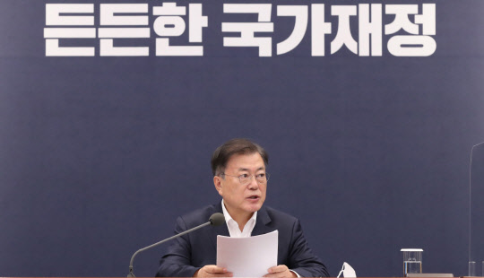 문재인 대통령이 27일 오후 청와대에서 열린 국가재정전략회의에 참석, 발언하고 있다. 연합뉴스